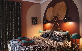 Art Deco Coastal Apartment With Private Garden